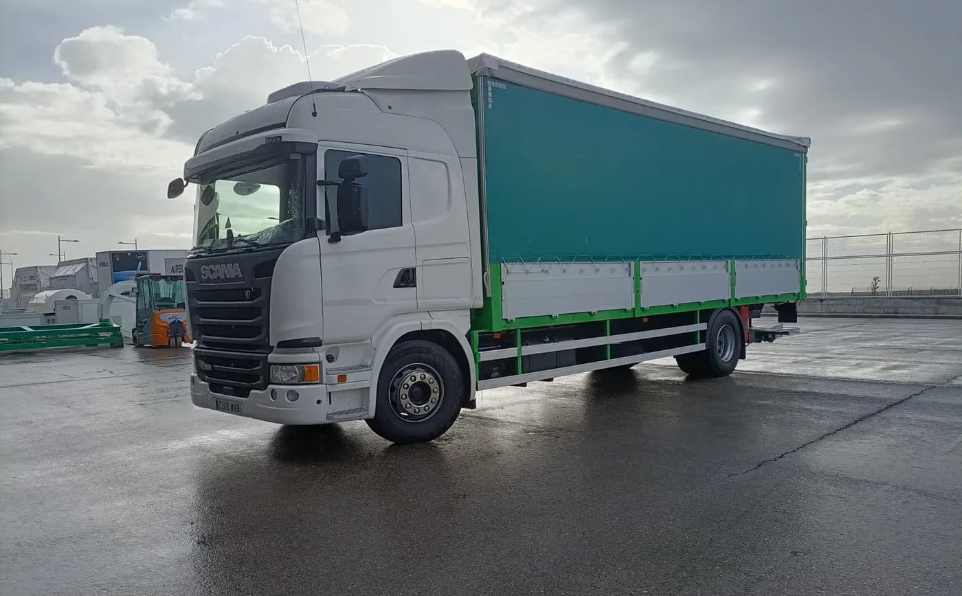 Camión Scania de lona de Transportes Gómez