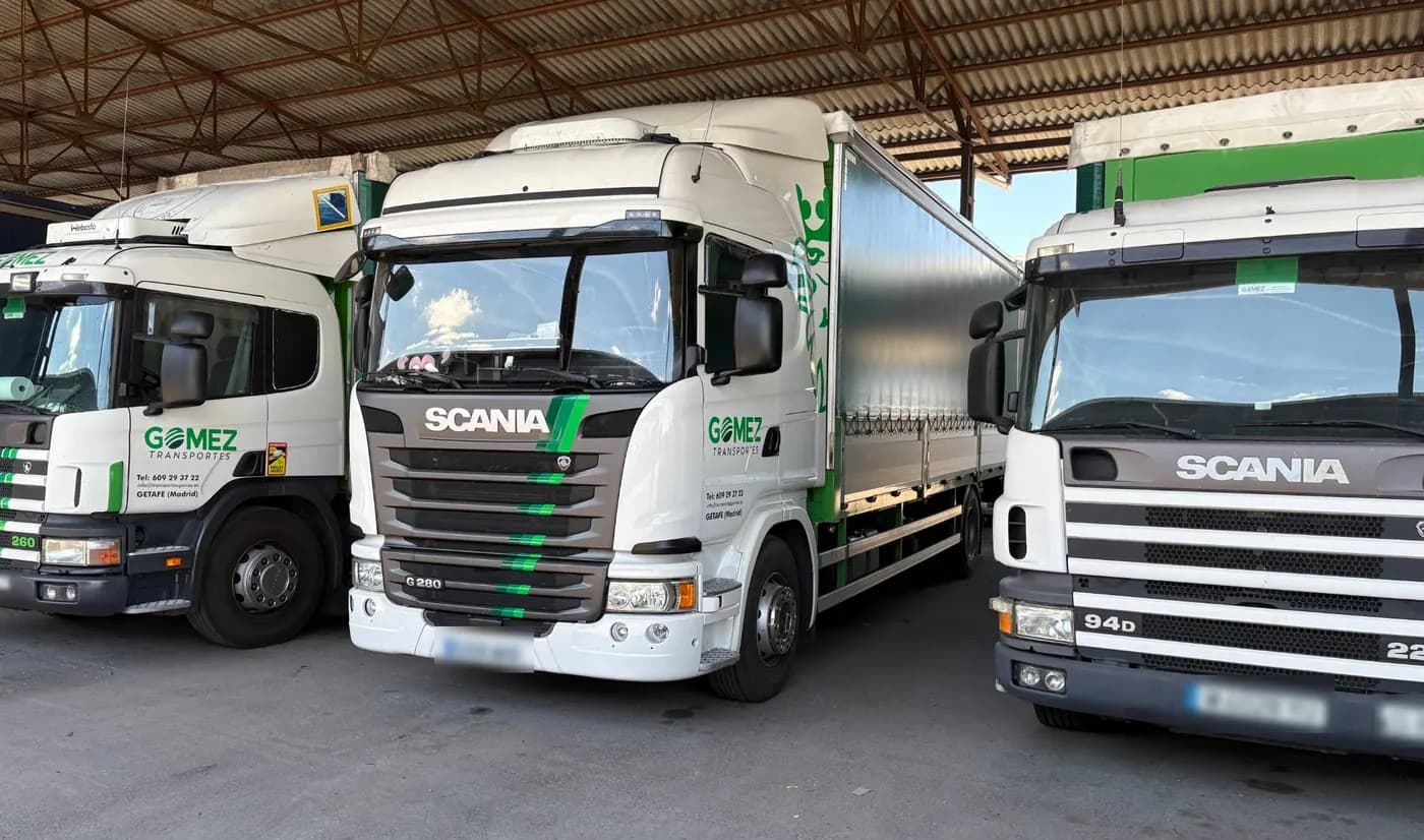 Camiones de lona de Transportes Gómez con la rotulación verde