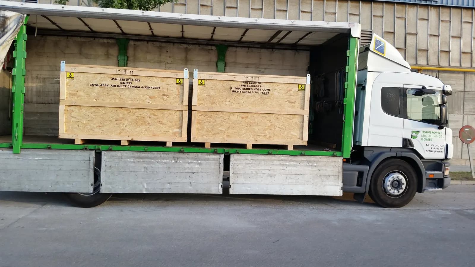 Cajas industriales de madera en un camión de lona