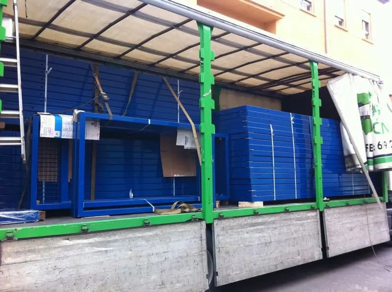 Estructuras metálicas cargadas en un camión de lona