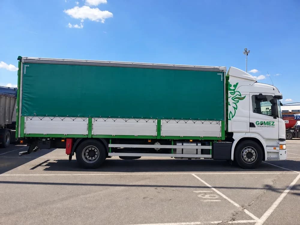 Camión Scania de lona con laterales abatibles de Transportes Gómez