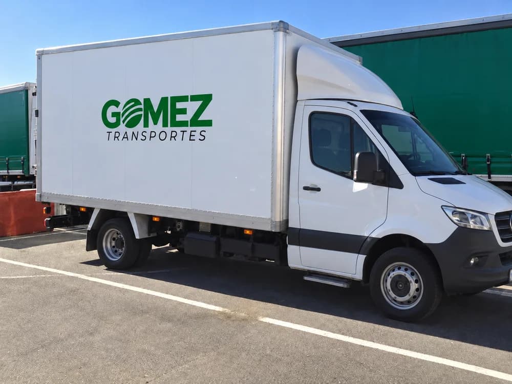 Furgón carrozado blanco de Transportes Gómez visto de frente