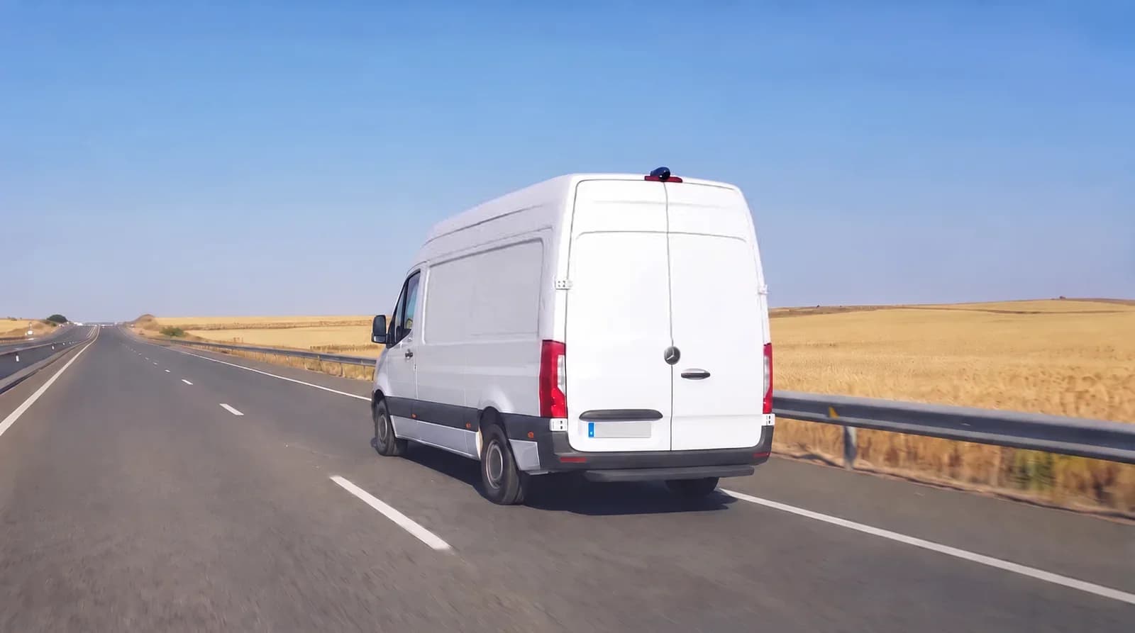 Furgoneta rotulada de Transportes Gómez por el carril derecho de una autovía