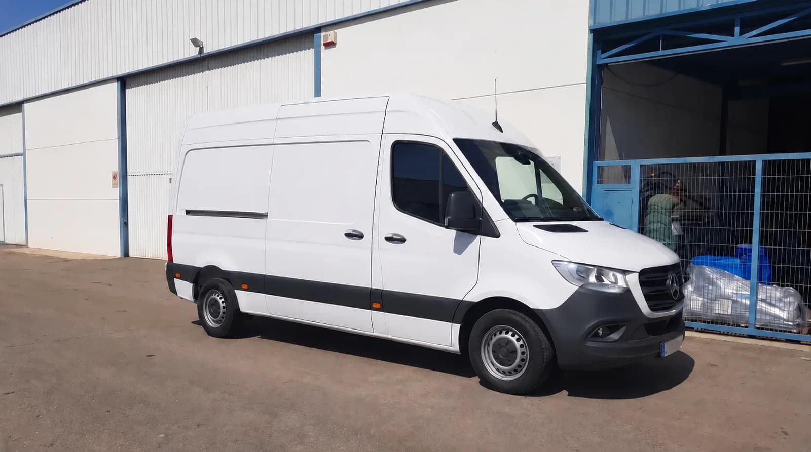 Furgoneta tipo Sprinter en carretera