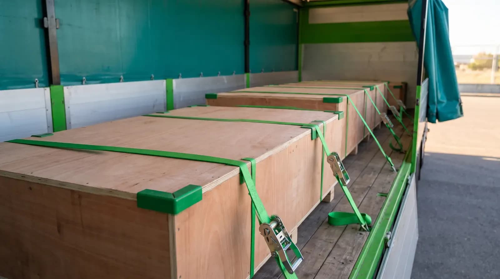 Cajas de madera sujetas en un camión