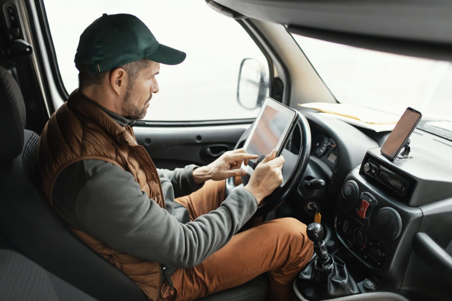 hombre-vista-lateral-coche-entregando-paquete